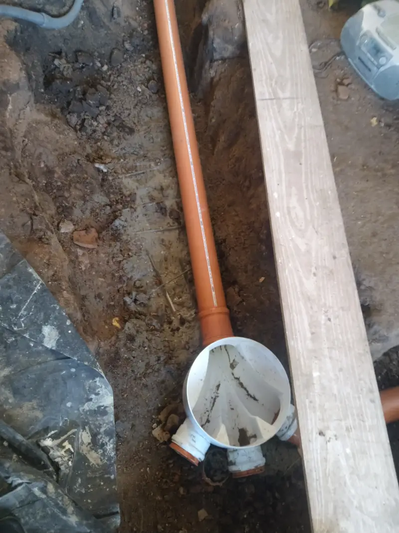 Instalación de red cloacal nueva con caños Awaduct y cámara de inspección en Buenos Aires