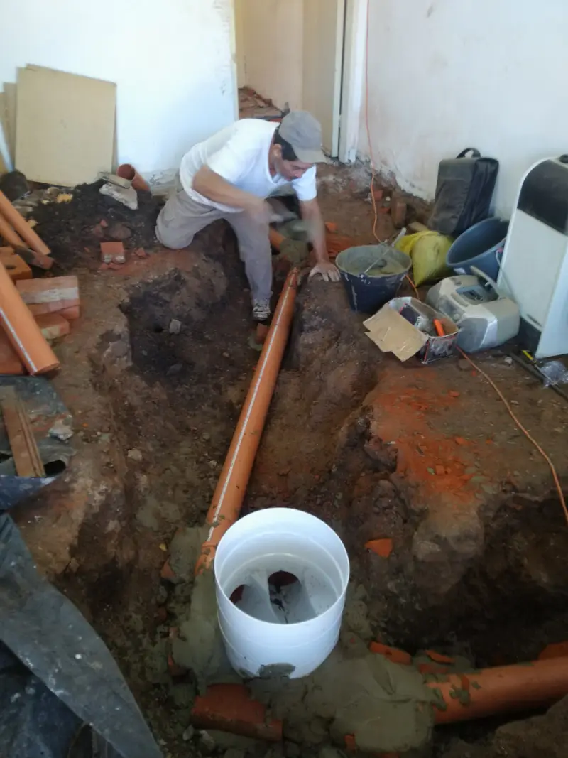 Obra sanitaria para reparación de cámara de inspección y reemplazo de caños PVC
