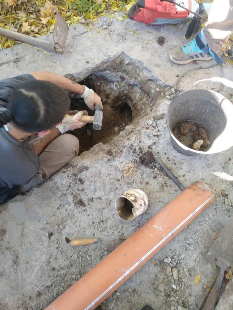Excavación y recambio de cañerías cloacales antiguas por PVC de alta resistencia en CABA