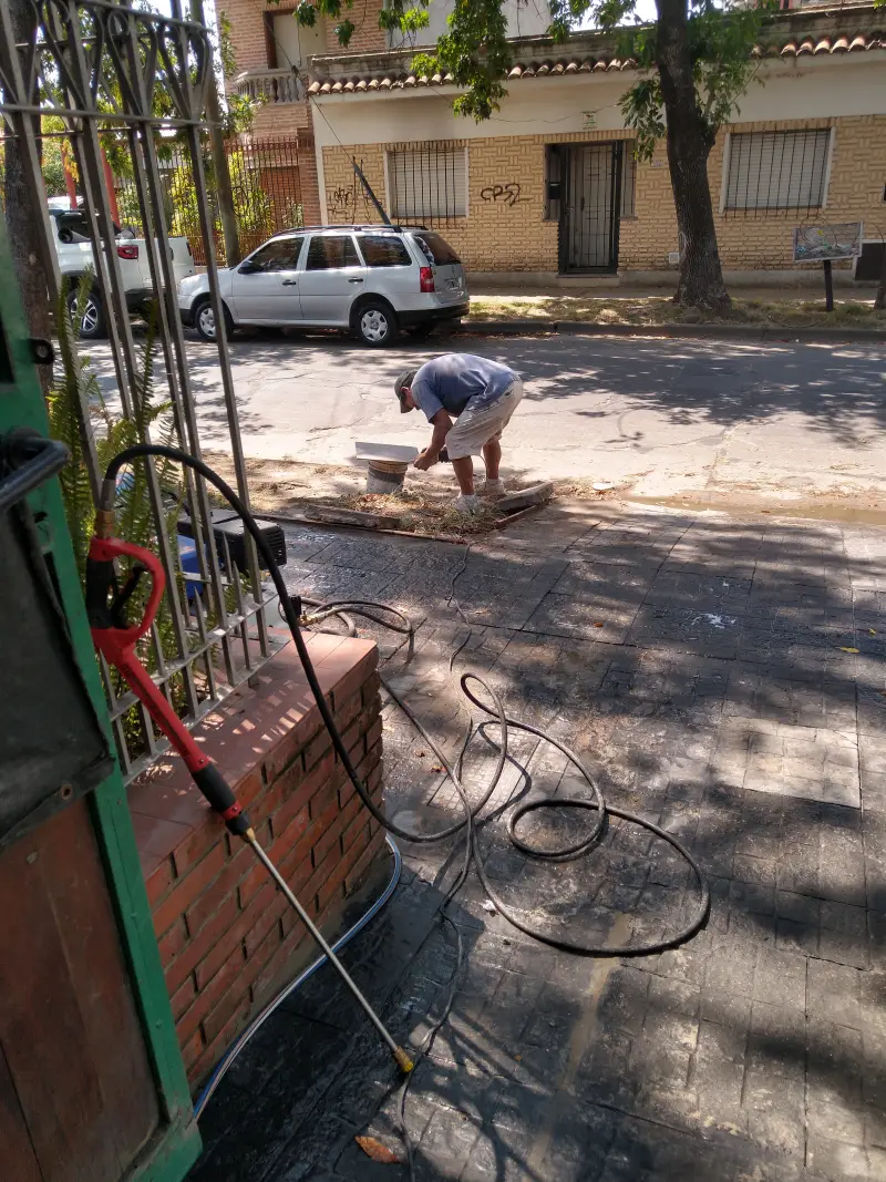 Reparación de desagüe pluvial en vereda pública utilizando equipo profesional