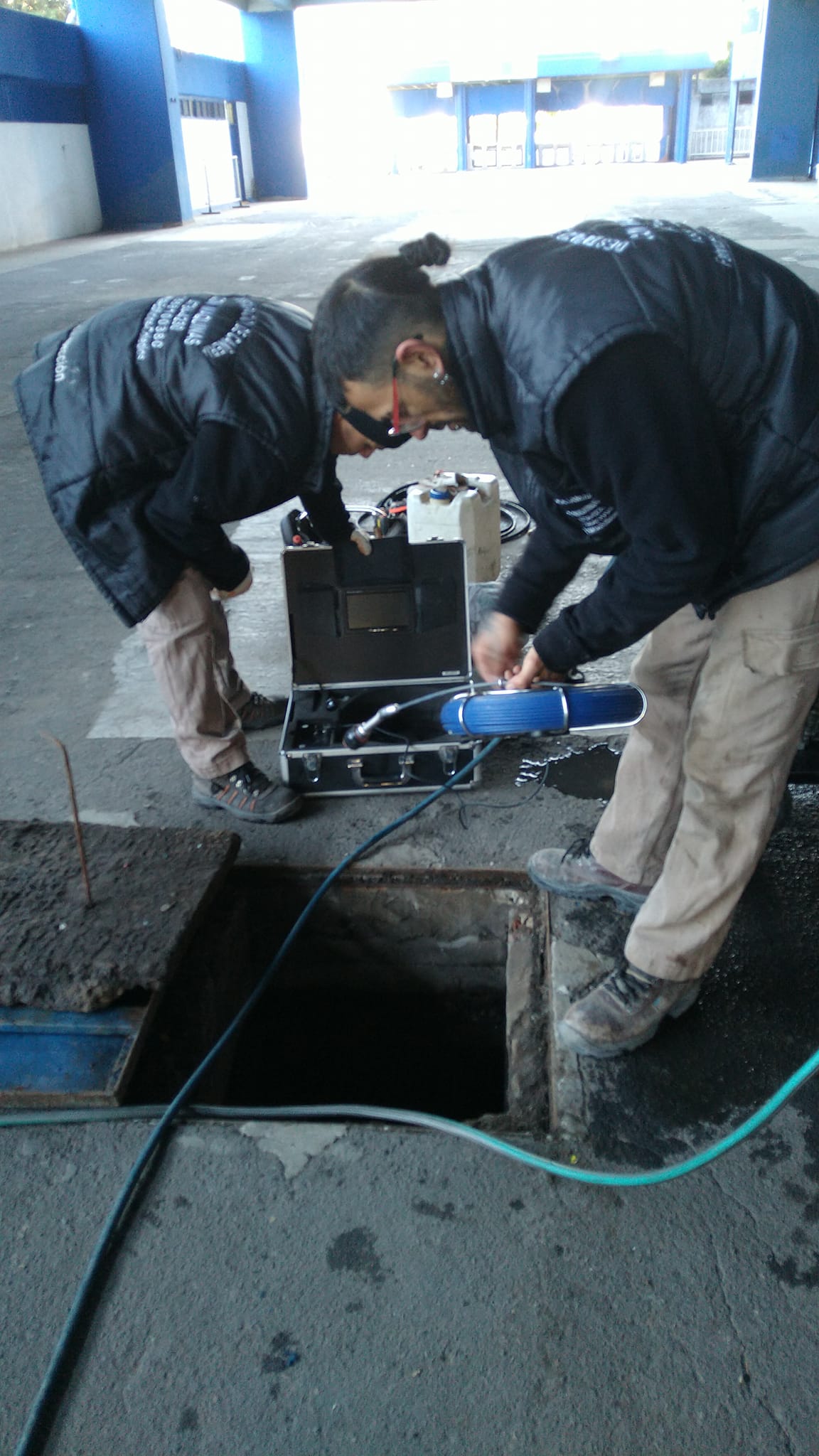 Cámara de alta definición siendo insertada en cañería